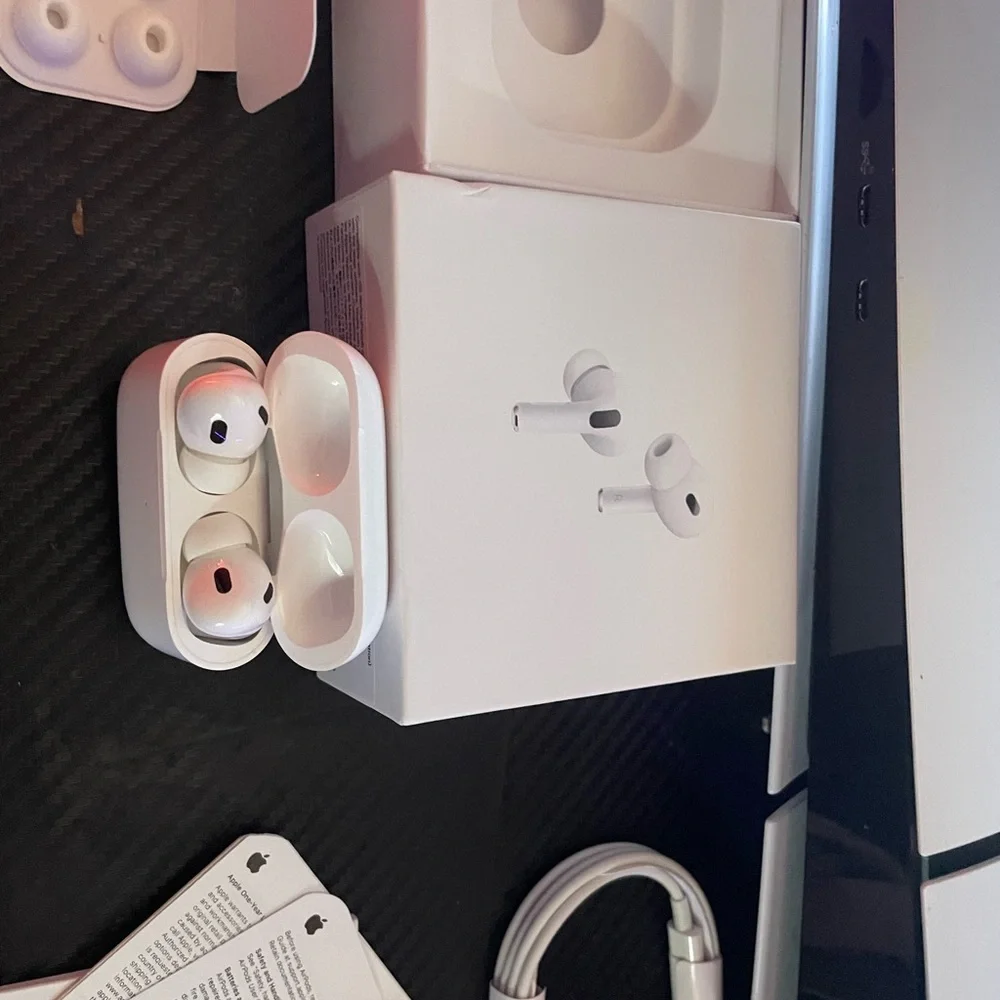 Apple White Wireless Earbuds